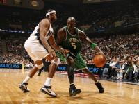 詹姆斯在勇士比赛中高光表现，战术调整引发热议！