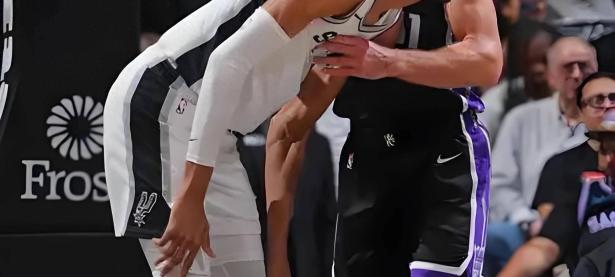 包含灰熊险胜马刺莫里斯-巴克利成为绝杀功臣的词条